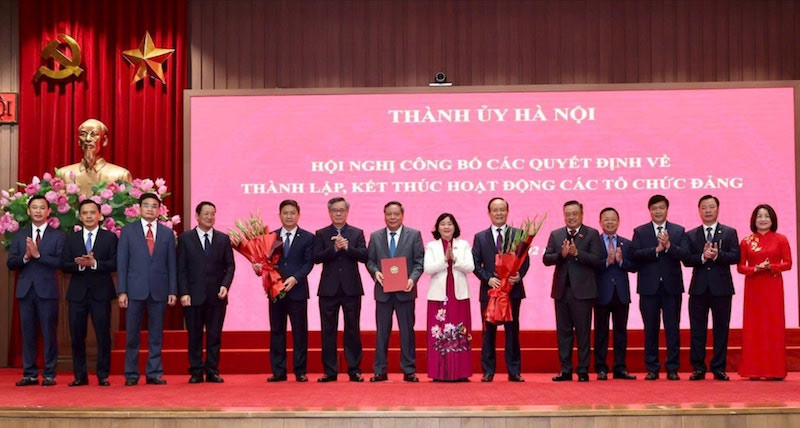Bí thư Thành ủy Hà Nội Bùi Thị Minh Hoài trao quyết định thành lập Đảng bộ các cơ quan Đảng thành phố.