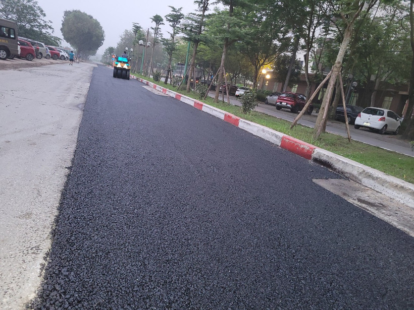 Sau khi được nhà thầu thực hiện thi công hoàn trả mặt bằng, mặt đường phố Vạn Hạnh đã êm thuận hơn.