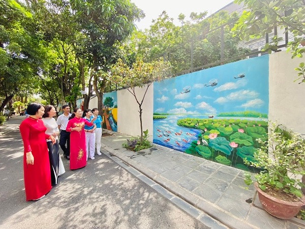 Những bức bích họa tại tổ dân phố số 7, phường Phúc Đồng giúp cho cảnh quan thêm sạch, đẹp hơn. (Ảnh: Thanh Thanh).