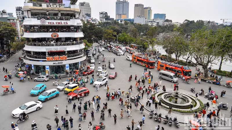 Tòa nhà "hàm cá mập" sắp được phá dỡ để mở rộng quảng trường Đông Kinh-Nghĩa Thục. (ảnh: THÀNH ĐẠT).