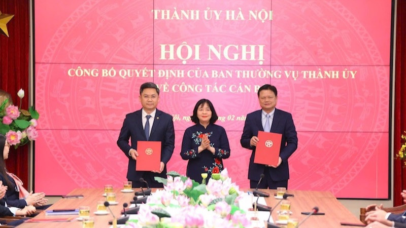 Bí thư Thành ủy Hà Nội Bùi Thị Minh Hoài trao quyết định cho hai đồng chí Hà Minh Hải và Vũ Đức Bảo.