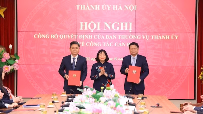Bí thư Thành ủy Hà Nội Bùi Thị Minh Hoài trao quyết định cho hai đồng chí Hà Minh Hải và Vũ Đức Bảo.