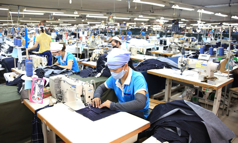 Hà Nội yêu cầu tăng cường quan tâm hỗ trợ doanh nghiệp hơn nữa. (Trong ảnh: Sản xuất hàng may mặc tại một doanh nghiệp có chi bộ trực thuộc Đảng bộ các khu công nghiệp và chế xuất Hà Nội)