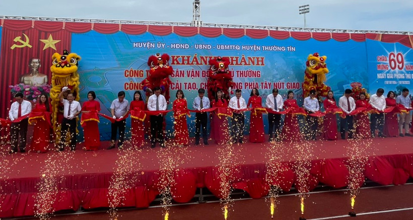 Các đại biểu cắt băng khánh thành hai công trình hạ tầng và dân sinh tại huyện Thường Tín.