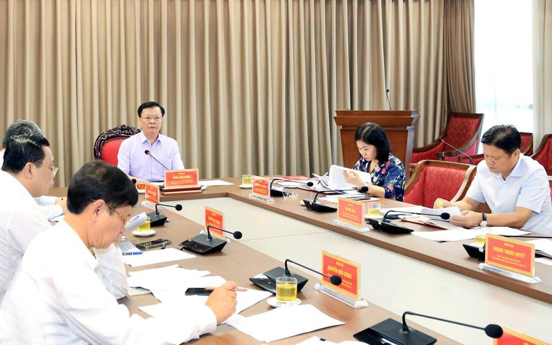 Đồng chí Đinh Tiến Dũng phát biểu kết luận cuộc làm việc.