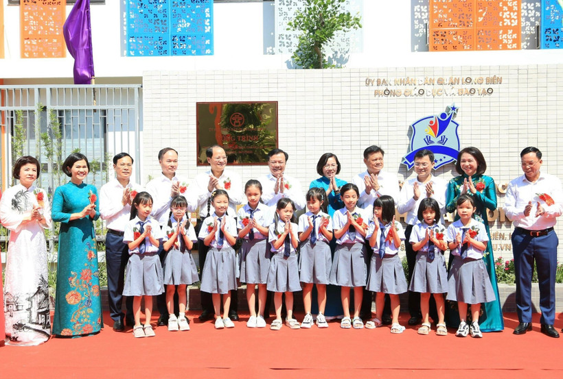 Lãnh đạo thành phố Hà Nội làm lễ mở biển trường Tiểu học đô thị Sài Đồng.