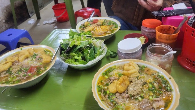 Ba bát bún riêu bị bán với giá 1,2 triệu đồng hôm mùng 1 Tết.