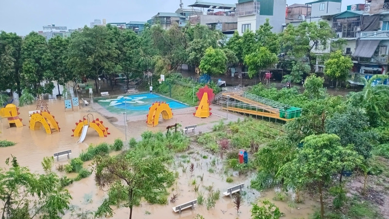 Nhiều nơi tại phường Chương Dương, quận Hoàn Kiếm đã bị ngập do nước sông Hồng lên cao. (ảnh: CTV)