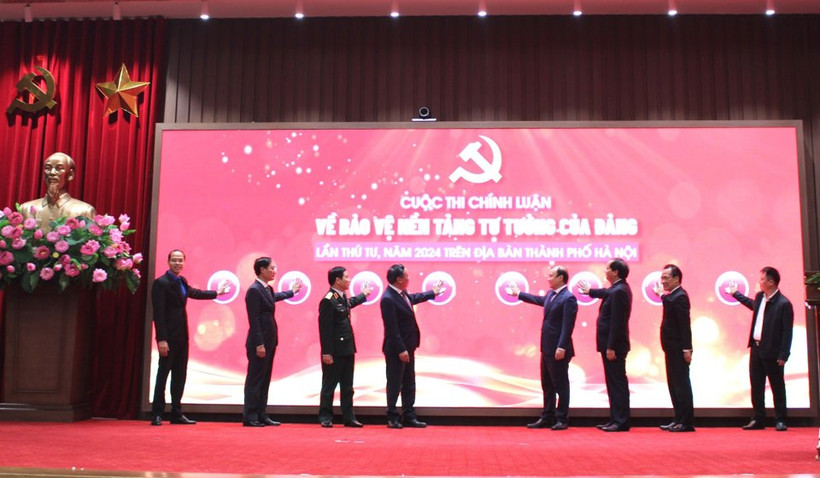 Các đại biểu nhấn nút phát động cuộc thi năm 2024.