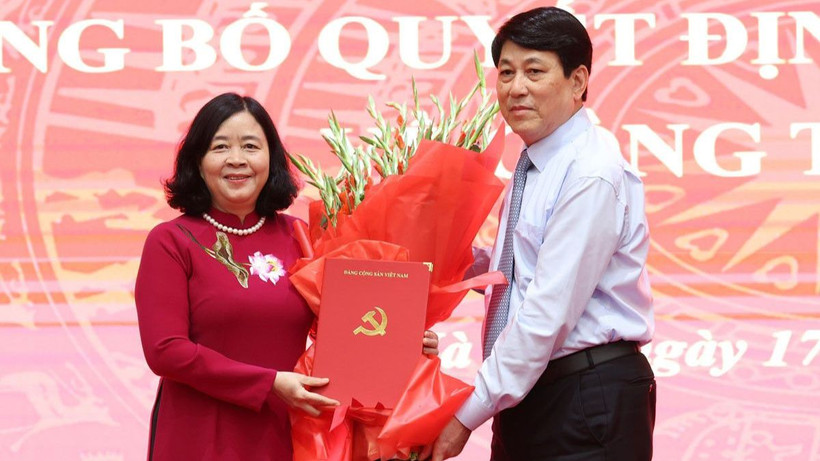 Thường trực Ban Bí thư Lương Cường trao quyết định cho đồng chí Bùi Thị Minh Hoài.