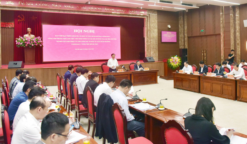 Quang cảnh buổi làm việc sáng 13/4.