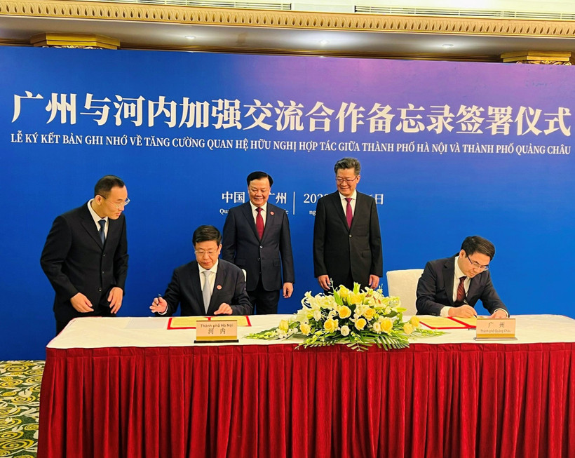Bí thư Thành ủy Hà Nội Đinh Tiến Dũng và Bí thư Thành ủy Quảng Châu Quách Vĩnh Hàng chứng kiến lễ ký Biên bản ghi nhớ tăng cường hợp tác.
