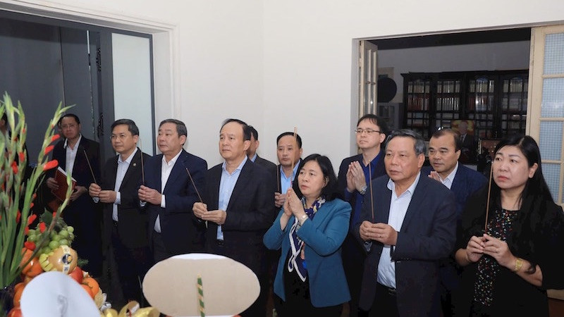 Các đồng chí lãnh đạo thành phố Hà Nội thành kính dâng hương tưởng niệm cố Tổng Bí thư Nguyễn Phú Trọng. (Ảnh: VIẾT THÀNH)