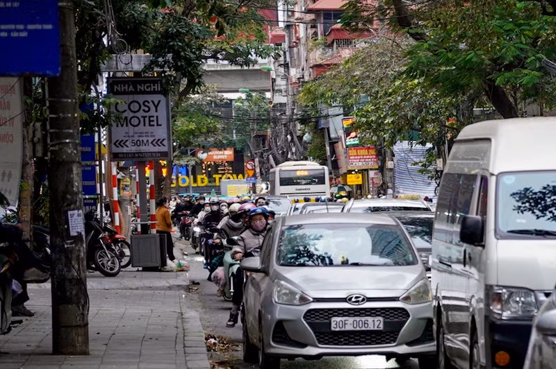 Phố Nguyễn Tuân đoạn từ ngõ 162 Nguyễn Tuân đến đường Nguyễn Trãi thường xuyên ùn tắc giao thông trong giờ cao điểm vì lưu lượng giao thông lớn mà mặt cắt đường quá nhỏ.