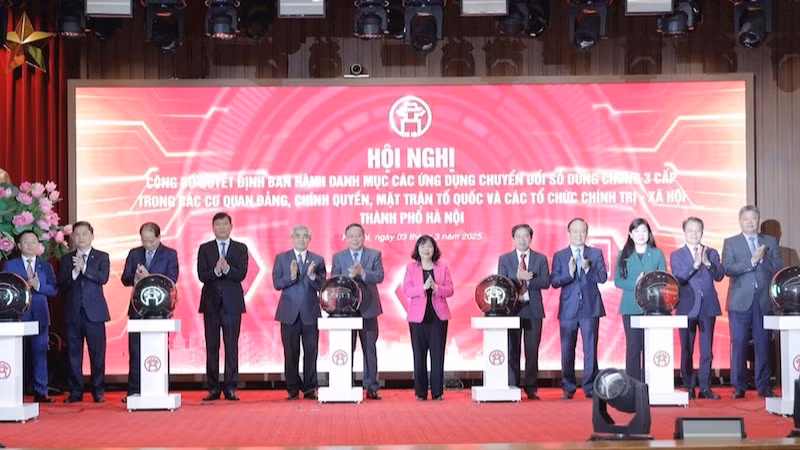 Các đại biểu bấm nút khai trương các ứng dụng chuyển đổi số dùng chung ba cấp trong các cơ quan Đảng, Chính quyền, Đoàn thể thành phố Hà Nội.