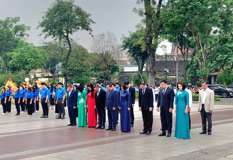 Đoàn đại biểu thành phố Hà Nội dâng hoa tưởng niệm V.I.Lênin.