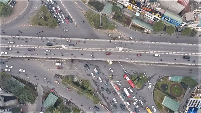 Giao thông tại nút giao Ngã Tư Sở trong sáng 9/1.