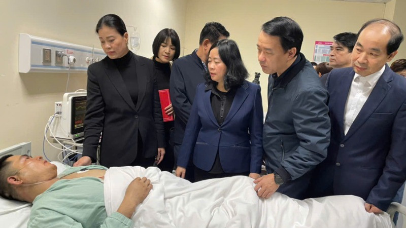 Bí thư Thành ủy Hà Nội Bùi Thị Minh Hoài thăm, động viên nạn nhân bị thương.