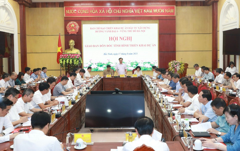 Đồng chí Đinh Tiến Dũng phát biểu kết luận hội nghị sáng 17/8.