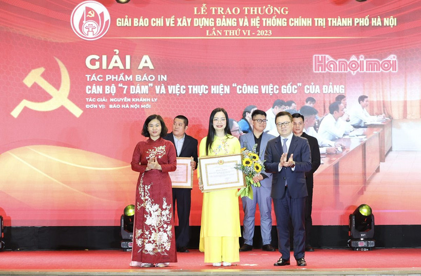 Đồng chí Lê Quốc Minh và đồng chí Nguyễn Thị Tuyến trao giải A cho tác giả Khánh Ly, báo Hà Nội Mới.