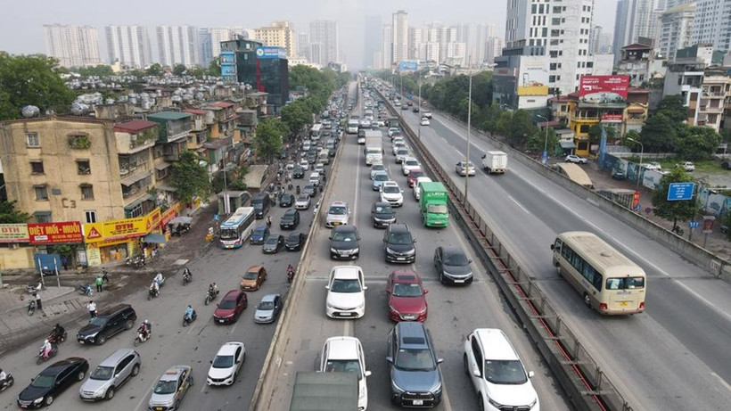 Đường Vành đai 3 thường xuyên ùn tắc vì lượng ô-tô lưu thông quá đông.