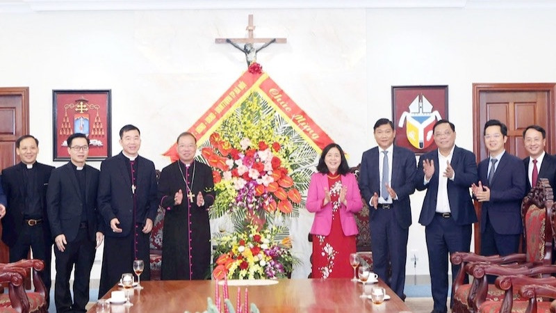Bí thư Thành ủy Hà Nội Bùi Thị Minh Hoài chúc mừng Tòa Tổng Giám mục Hà Nội.