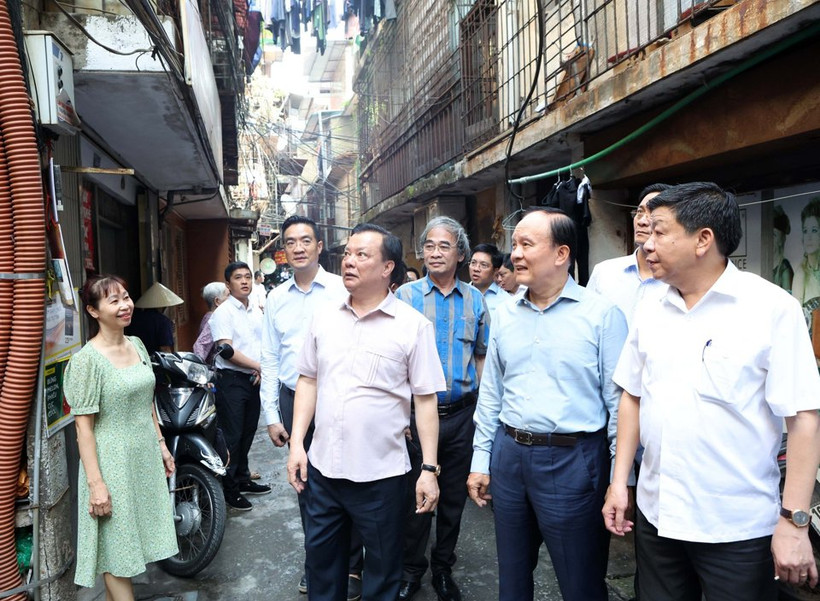 Lãnh đạo thành phố Hà Nội thị sát chung cư A, khu chung cư cũ Ngọc Khánh, phường Ngọc Khánh, quận Ba Đình, Hà Nội.