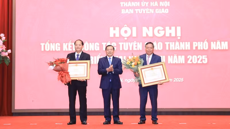 Phó Trưởng Ban Thường trực Ban Tuyên giáo Trung ương Lại Xuân Môn trao Bằng khen của Thủ tướng Chính phủ tặng Phó Bí thư Thường trực Thành ủy Hà Nội Nguyễn Văn Phong và Ban Tuyên giáo Thành ủy Hà Nội "vì thành tích tiêu biểu trong thực hiện nhiệm vụ bảo vệ nền tảng tư tưởng của Đảng, đấu tranh phản bác các quan điểm sai trái, thù địch".