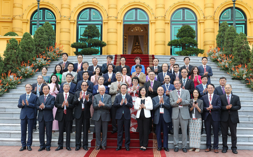 Chủ tịch nước cùng các đại biểu chụp ảnh. 