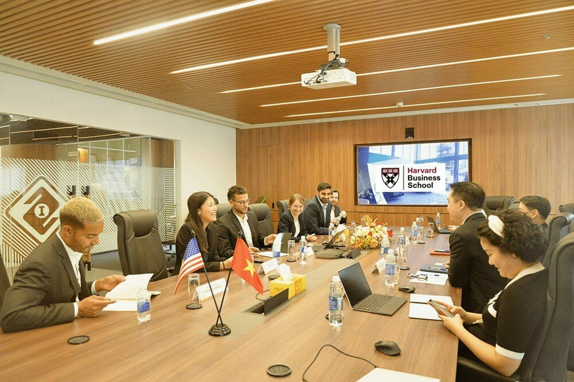 Tasco làm việc cùng Havard Business School.