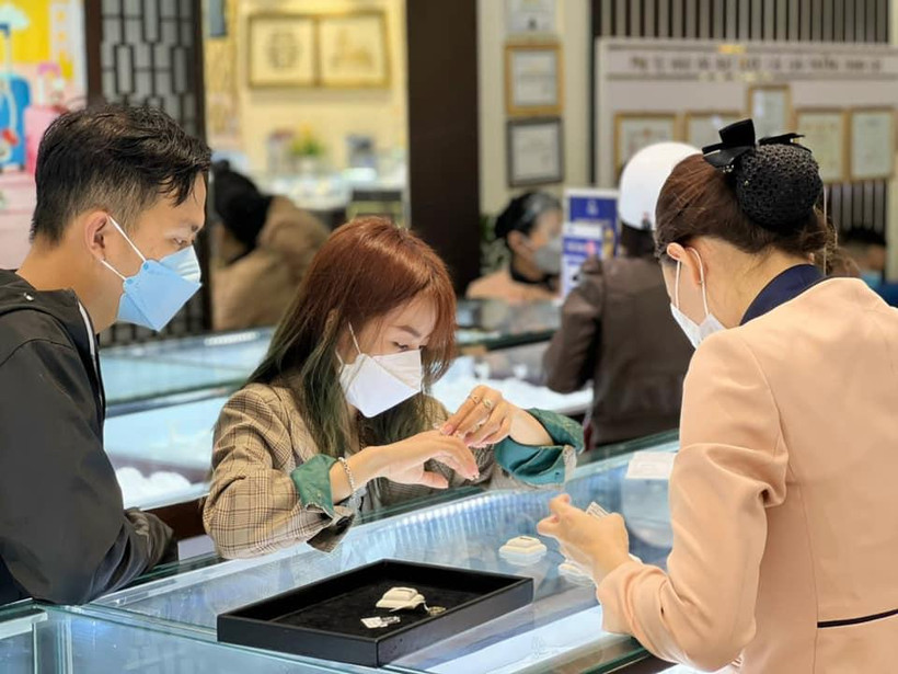 Thị trường trang sức cưới những tháng cuối năm 2022 diễn ra sôi động.