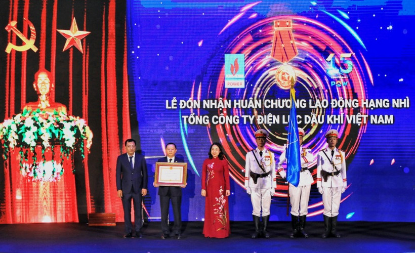 Phó Chủ tịch nước Võ Thị Ánh Xuân trao Huân chương Lao động hạng Nhì tặng tập thể lãnh đạo, cán bộ, công nhân viên, người lao động vì những thành tích xuất sắc trong những năm qua.