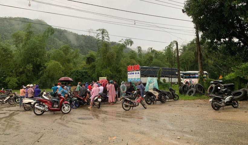 Hiện trường vụ tai nạn làm 3 người trong một gia đình đi trên xe máy tử vong tại chỗ.