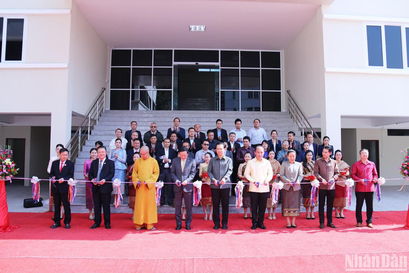 Các đại biểu cắt băng khánh thành và bàn giao tòa nhà cho Bộ Công thương Lào. 