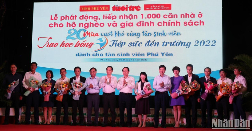 Các đại biểu tại Lễ phát động ủng hộ xây dựng 1.000 căn nhà cho hộ nghèo và trao học bổng “Tiếp sức đến trường”.
