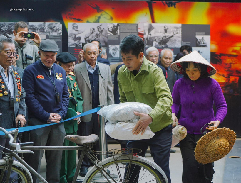 Tái hiện lại hình ảnh người Hà Nội lên đường đi sơ tán tránh bom đạn Mỹ trong năm 1972.