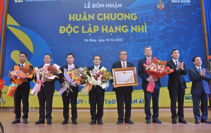Thừa ủy quyền Chủ tịch nước, ông Lê Trung Chinh, Chủ tịch Ủy ban nhân dân thành phố Đà Nẵng đã trao tặng Huân chương Độc lập hạng Nhì cho tập thể nhà trường.