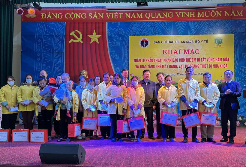 Tặng quà cho gia đình các cháu được phẫu thuật lần này. 