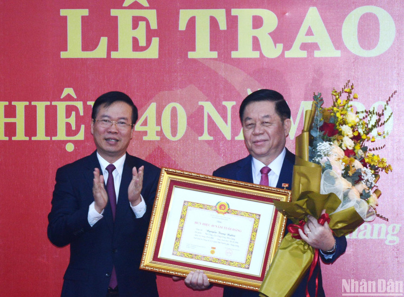 Đồng chí Võ Văn Thưởng trao Huy hiệu 40 năm tuổi Đảng tặng đồng chí Nguyễn Trọng Nghĩa.