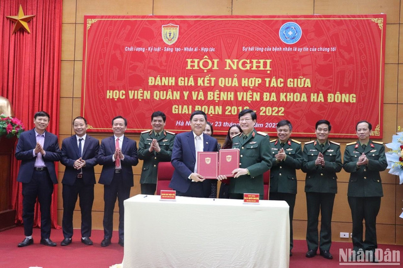 Lãnh đạo hai đơn vị ký kết biên bản ghi nhớ.