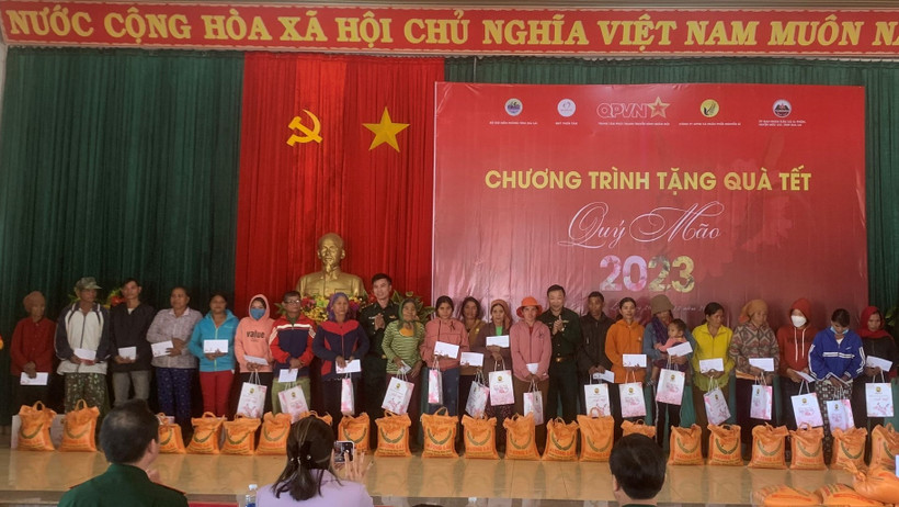 Tặng quà cho bà con nghèo tại xã Ia Pnôn, huyện Đức Cơ, tỉnh Gia Lai.