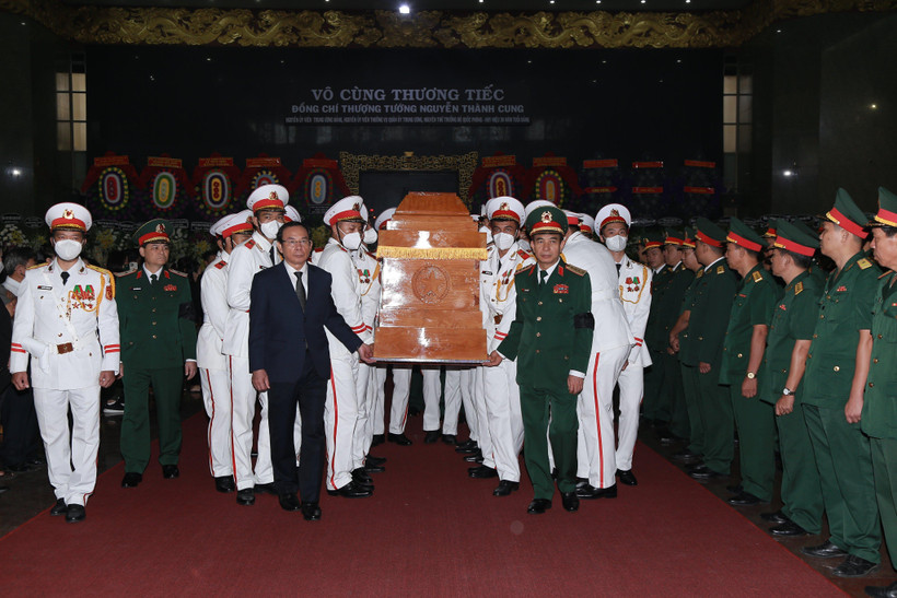 Nghi lễ di quan, đưa linh cữu đồng chí Nguyễn Thành Cung về nơi an nghỉ cuối cùng.