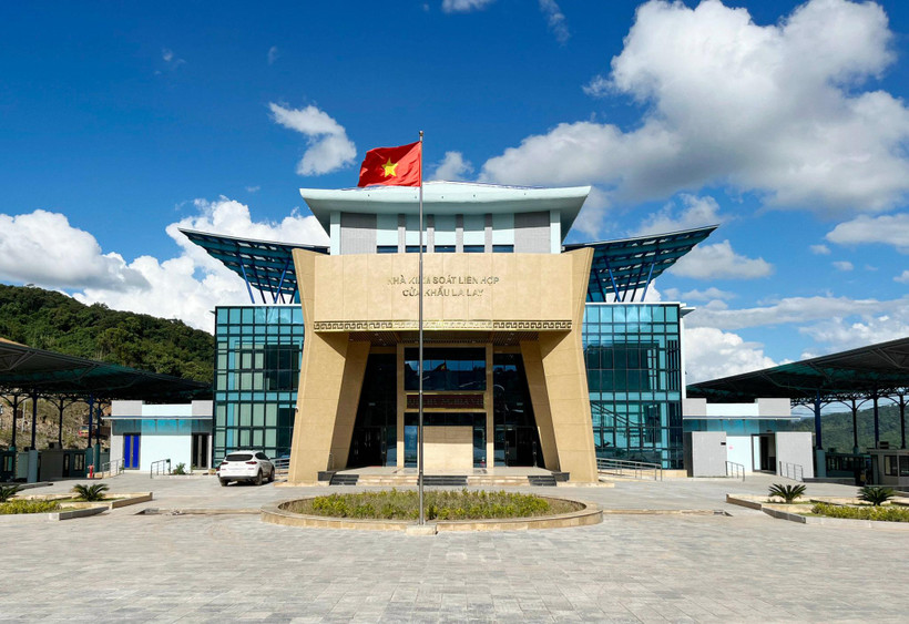 Điểm cuối quốc lộ 15D gặp Cửa khẩu quốc tế La Lay thông thương với tỉnh Sanavan (Lào).
