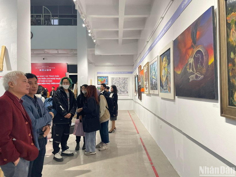 Công chúng tham quan triển lãm nghệ thuật về chủ đề chiến thắng B-52.