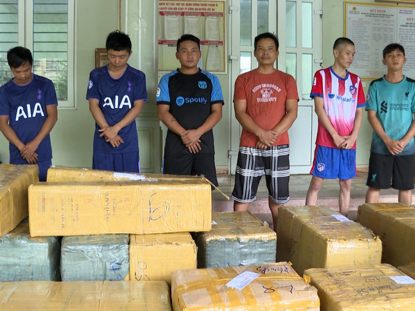 Các đối tượng bị bắt cùng tang vật vụ án.