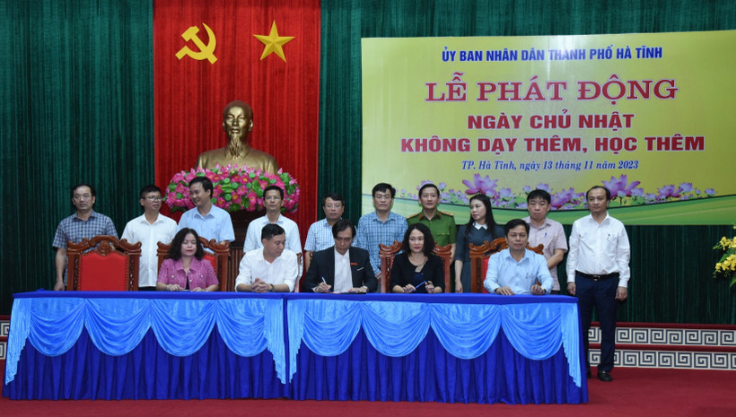 Đại diện các nhà trường trên địa bàn thành phố đã ký cam kết không dạy thêm, học thêm vào ngày chủ nhật.