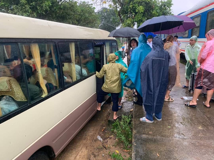 Tính đến trưa 30/10, toàn bộ hành khách trên 2 tàu SE1 và SE20 đã được trung chuyển và tiếp tục hành trình.