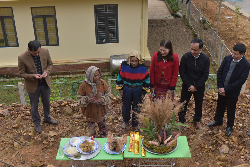 Người Chứt làm lễ cúng bìa rừng theo phong tục truyền thống.