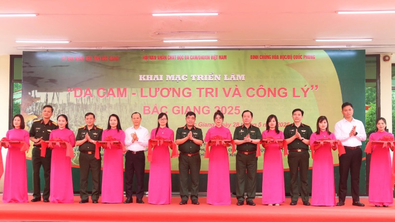 Đại diện các đơn vị tổ chức và đại biểu cắt băng khai mạc triển lãm “Da cam - Lương tri và Công lý”.