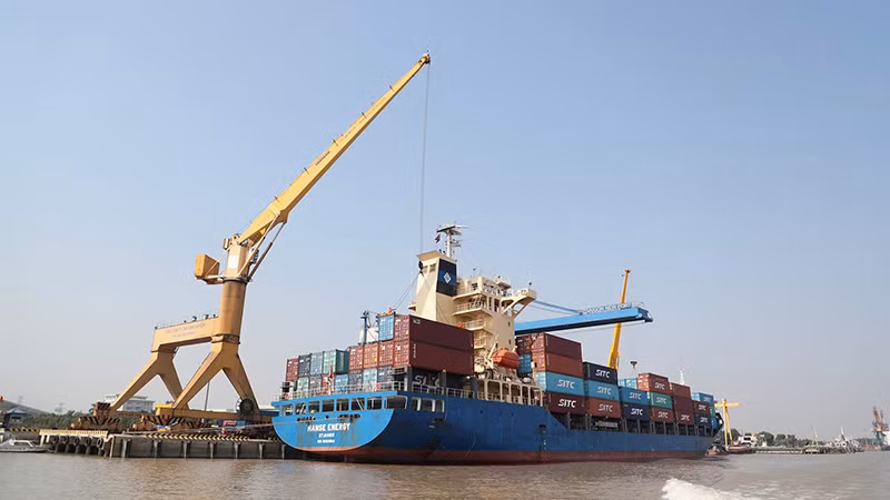 Bốc xếp hàng hóa xuất nhập khẩu tại cảng Hải Phòng. (Ảnh DUY LINH)